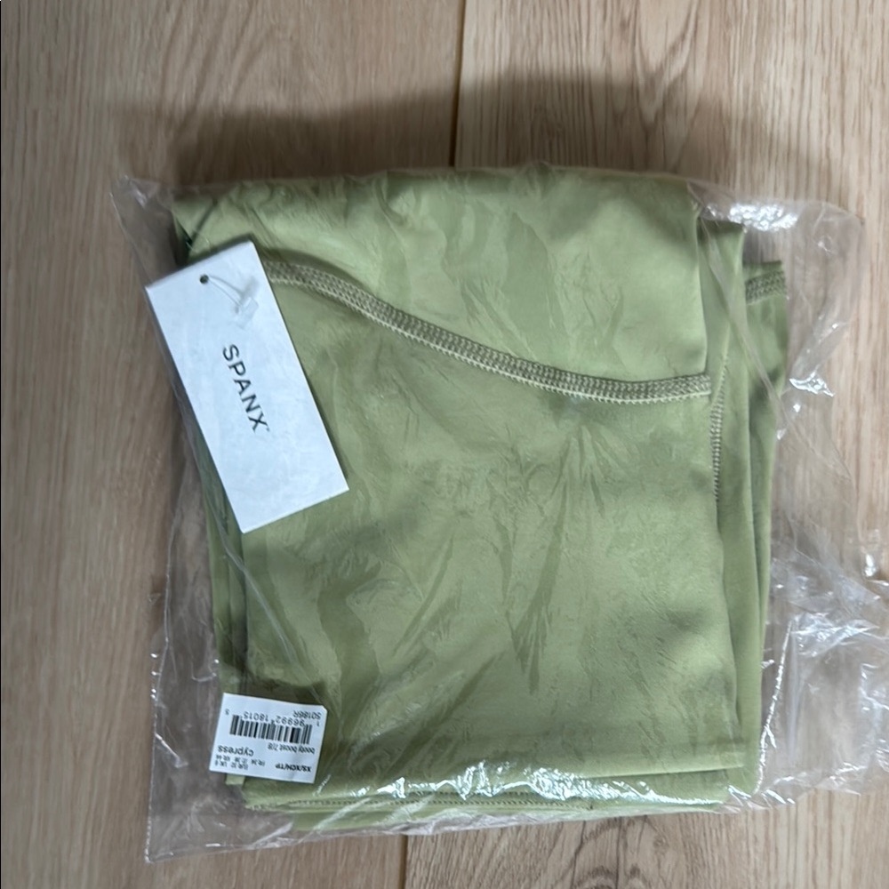 SPANX Booty Boost 7/8 leggings NWT SZ XS color CYPRESS - Picture 4 of 4